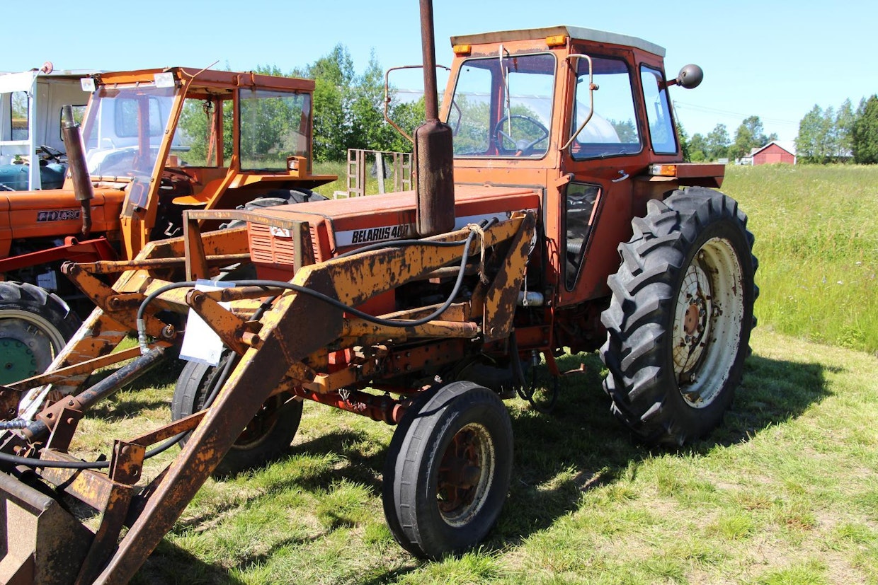 Lipetskin traktoritehtaan Belarus MTZ-400 on alkuperäiseltä merkiltään LTZ. Nämä ilmajäähdytteiset 50 hv:n mallit olivat Minskissä tehtyjä nestejäähdytteisiä Belaruksia huonommassa maineessa. 1960-luvun lopulla pyöreät muodot vaihtuivat tällaisiksi läntisen kulmikkaiksi ja Suomeen tuodut traktorit varustettiin kotimaisilla ohjaamoilla. (Maalahti)