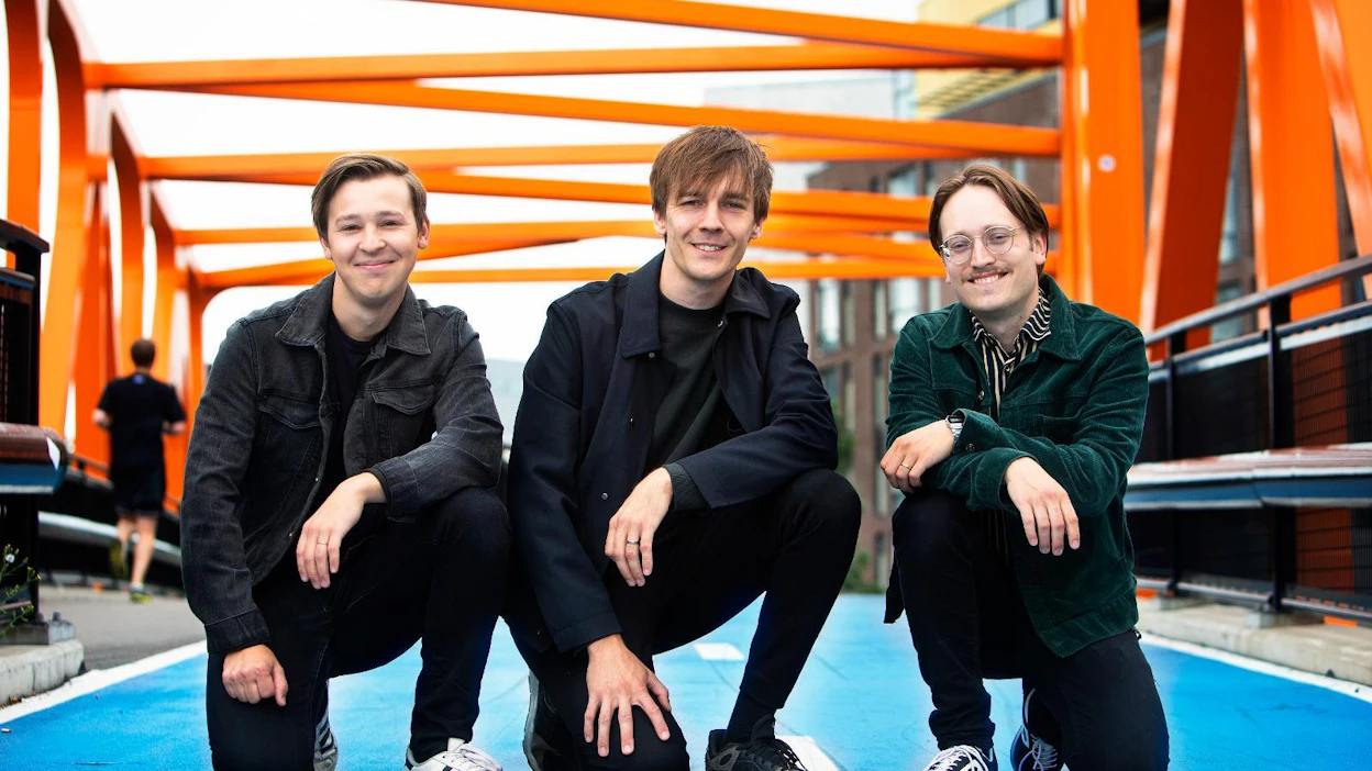 Jakob Norrgård (vas.), Kevin Holmström ja Axel Åhman aloittivat jo lukioikäisinä esiintymisen yhdessä huumoriryhmänä nimeltä KAJ. Ryhmän nimi tulee jäsenten etunimien alkukirjaimista.