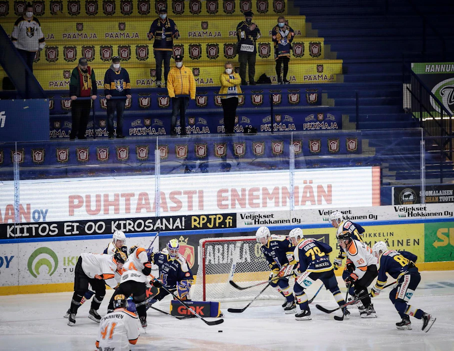 Mikkelin Jukureiden viimeisessä harjoitusottelussa lauantaina halliin pystyi ottamaan tuhat katsojaa. Katsomot oli jaettu neljään eri lohkoon, joista yhdessä oli maskipakko, muissa suositus.