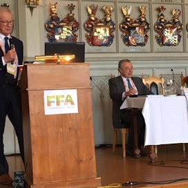 Professori Allan Buckwell Euroopan ympäristöpolitiikan RISE-säätiöstä kritisoi tiukasti EU:n maataloustuista valittavia viljelijöitä.