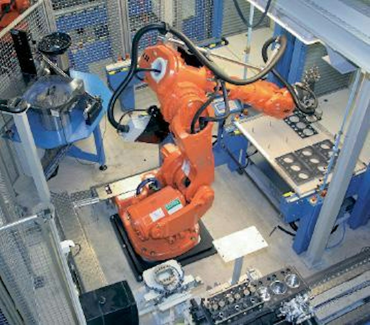 Agco Sisu Powerilla moottorituotannon tehokkuus pohjautuu pitkälle vietyyn automatiikkaan. Tässä robotti asentaa sylinterinkansia moottorilohkon päälle.