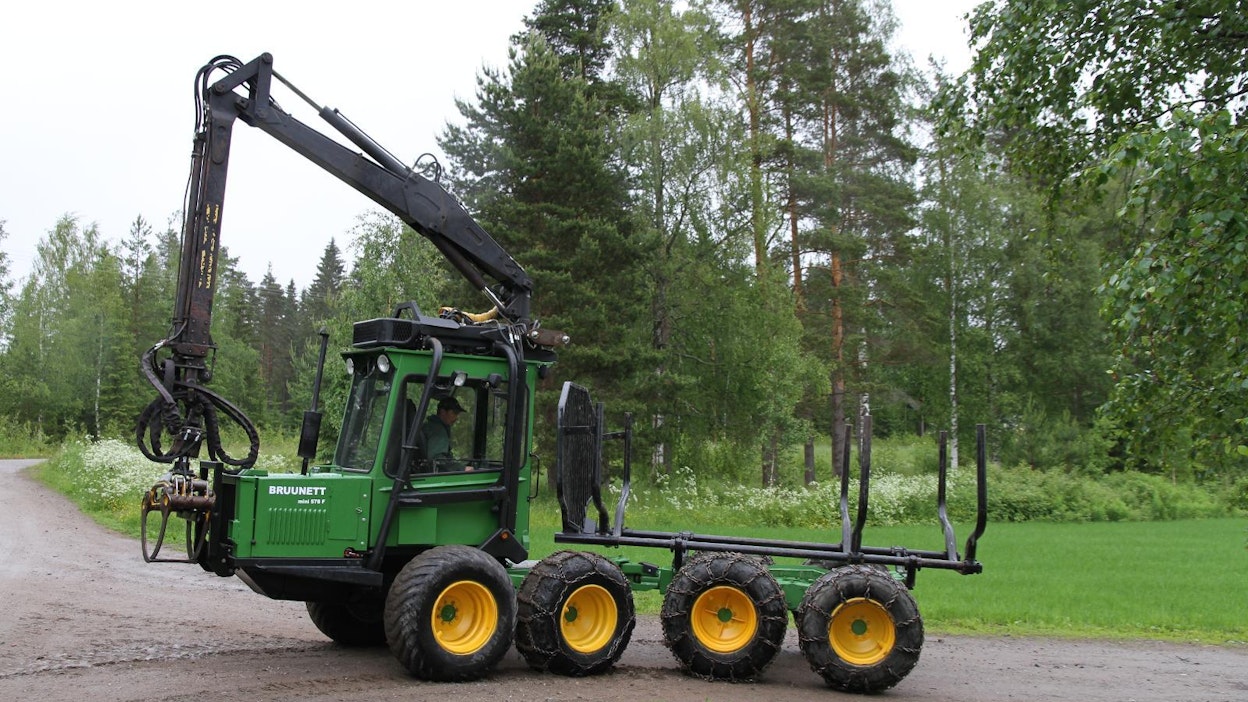 Tullessaan metsäkonemarkkinoille Bruunett Mini 578F oli hätkähdyttävän erilainen konemalli. Monia sen yksityiskohtia käytetään edelleen valmistettavissa metsäkoneissä. Hienosti käyttöentisöity 578F löytyi ähtäriläiseltä Veli-Matti Salmenaholta.