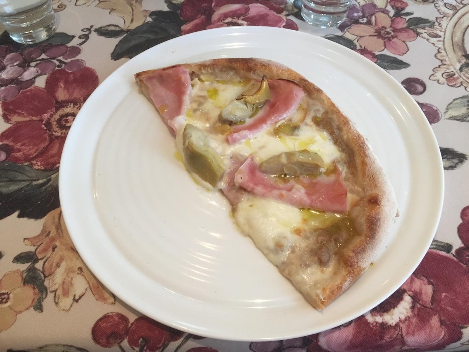 Jo puolikas pitsa täyttää vatsan.