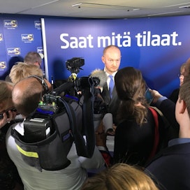 Perussuomalaisten eduskuntaryhmän puheenjohtaja Sampo Terho kertoi medialle täyteen tupatussa puoluetoimissa pyrkivänsä perussuomalaisten puheenjohtajaksi.