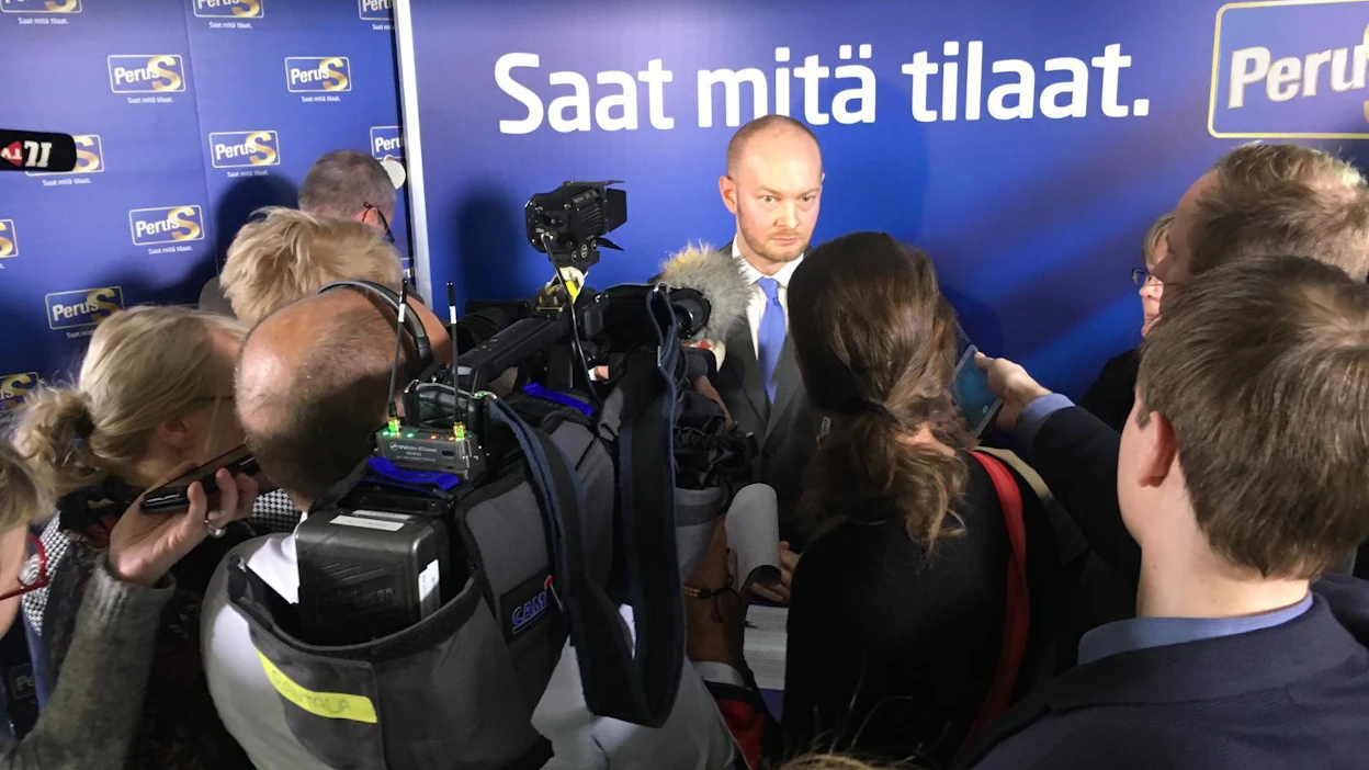 Perussuomalaisten eduskuntaryhmän puheenjohtaja Sampo Terho kertoi medialle täyteen tupatussa puoluetoimissa pyrkivänsä perussuomalaisten puheenjohtajaksi.