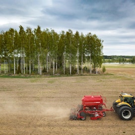 Traktoreissa kuluu polttoainetta maatiloilla yhä enemmän koneiden suurentuessa ja matkojen kasvaessa.