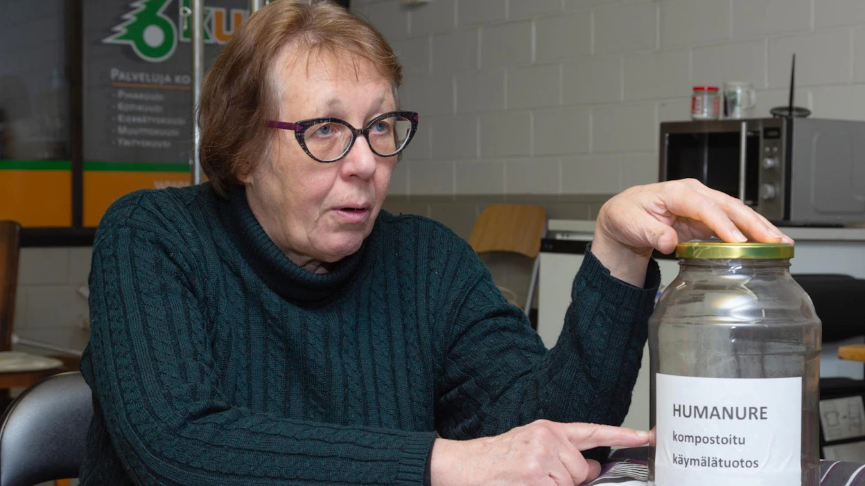 Kuivakäymälä käsittelee jätteen turvalliseksi maanparannusaineeksi. Raini Kiukas esittelee lopputuotetta.
