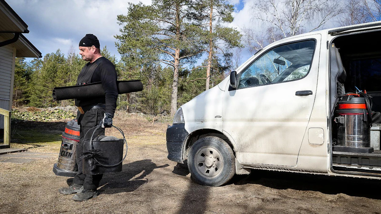 Nuohooja Marko Miettinen on lomauttanut työntekijöitään, kun iäkkäiden luo ei nyt ole asiaa. Muitakin on pyydetty pysymään perimmäisessä nurkassa. ”Osa kattaa kahvit ja pullat pöytään. Niistä täytyy tässä tilanteessa kieltäytyä”, Miettinen kertoo.