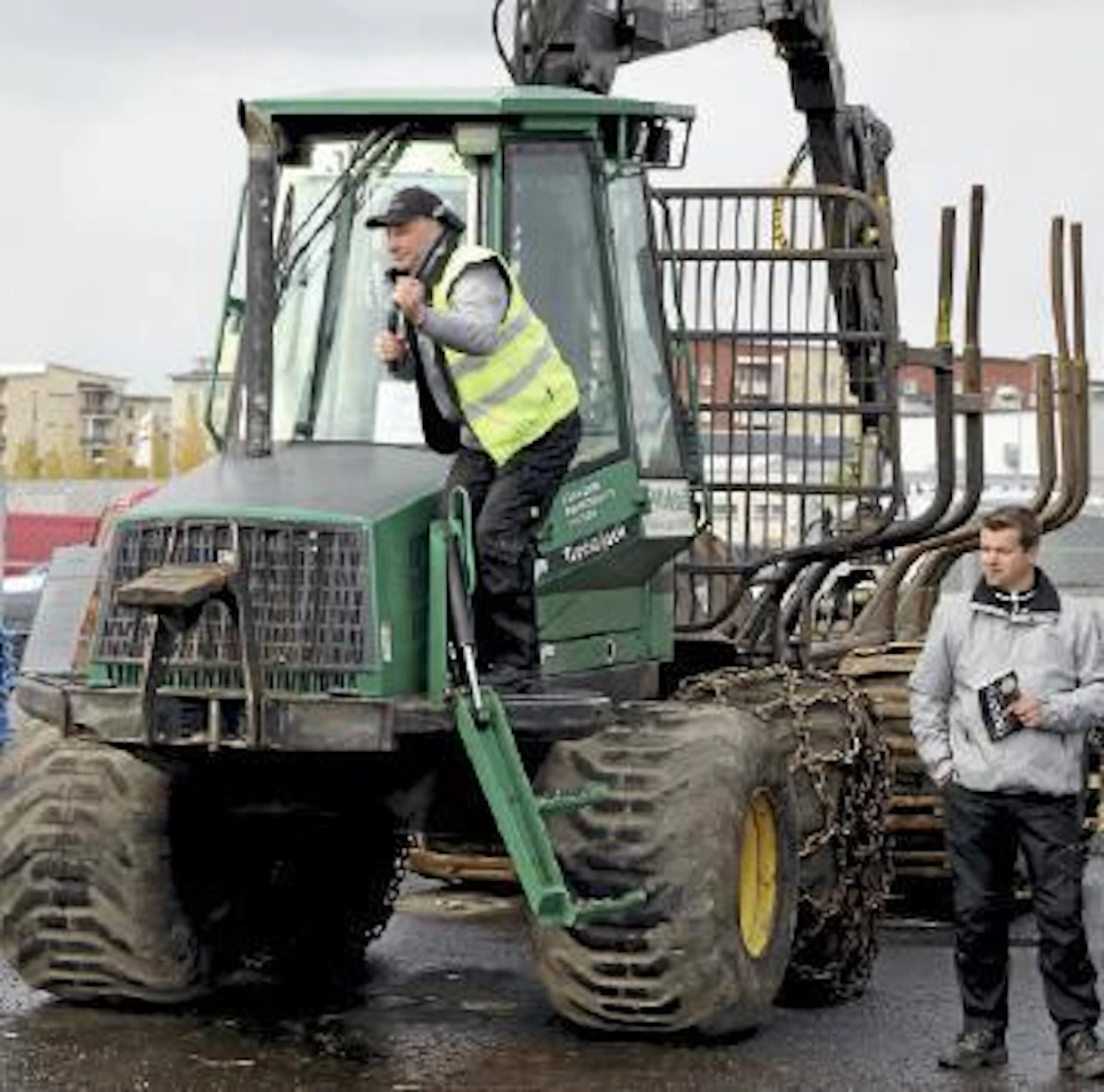 Meklarina toiminut John Deere Forestryn Länsi-Suomen piiripäällikkö Antti Harala ja kirjurintehtävät hoitanut vaihtokonepäällikkö Erik Olli totesivat 810C:n vaihtavan kotipihaa 34 500 eurolla. 2002-mallisen yksilön varustuksena olivat telat, ketjut ja kuormainvaaka.