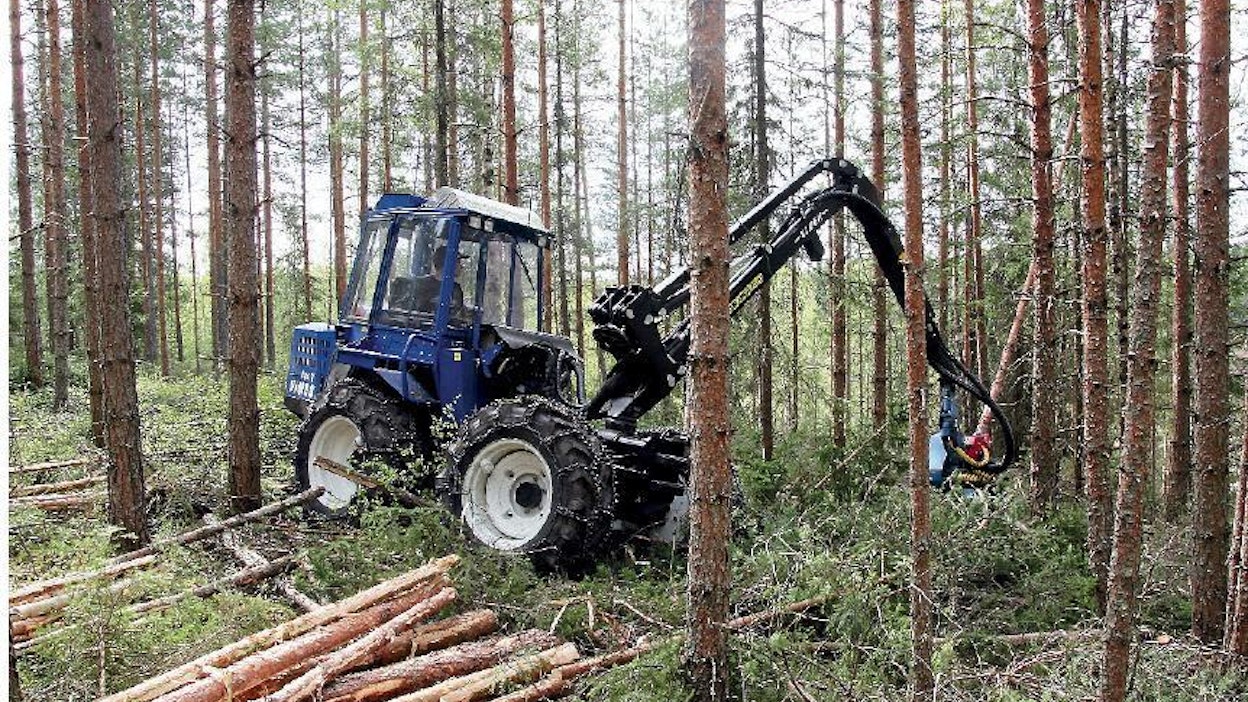 Kun Vimekillä ajaa 4-metrisen ajouran keskellä, konella yltää puihin, jotka kasvavat enintään kolmen metrin etäisyydellä ajouran reunasta. Pitkään nosturiin tottuneelle ammattikuskille tuli tyhjiä kopaisuja, kun ulottuvuus ei riittänyt aiotun puun noutoon. Hakkuu-uralta ulospäin työnnettävistä puista ei saa ajokoneelle yhtä siistejä kouraisutaakkoja kuin ajouraa avattaessa. Ajokoneen kuormaus hidastuu. Puiminen entisiin kasoihin onnistuu vain harvoin, jolloin keskimääräinen kasakoko pienenee.