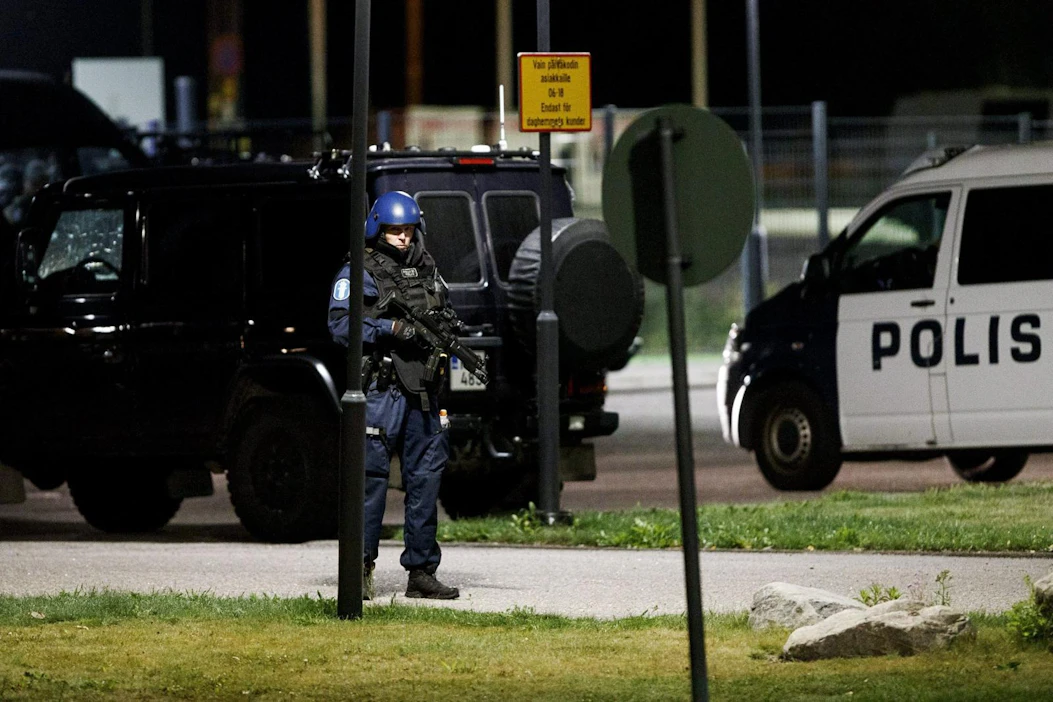 Poliisin autoja Eestinmäen päiväkodin pihalla aikaisin sunnuntaina aamulla 25. elokuuta 2019. LEHTIKUVA / RONI REKOMAA
