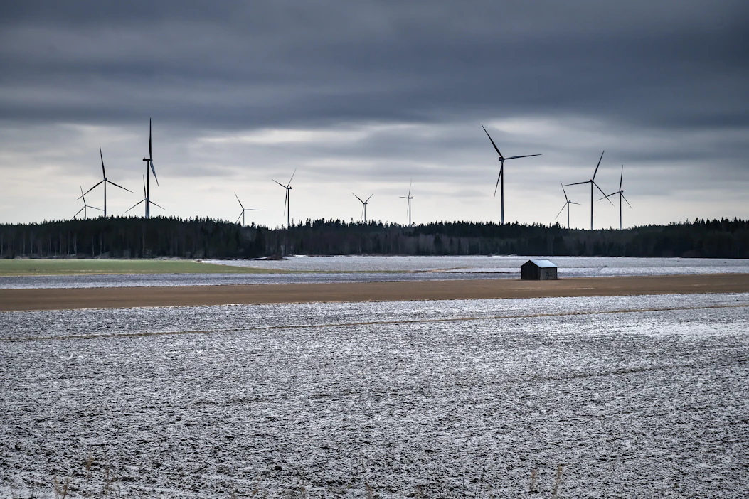 Tuulivoiman ja uusiutuvan energian hyväksyttävyys ei riipu vain valtion tai hallitusohjelman toimenpiteistä: tuulivoimayhtiöt, maakunnat ja kunnat sekä maanomistajat vaikuttavat osaltaan hyväksyttävyyteen, tuore selvitys kertoo.