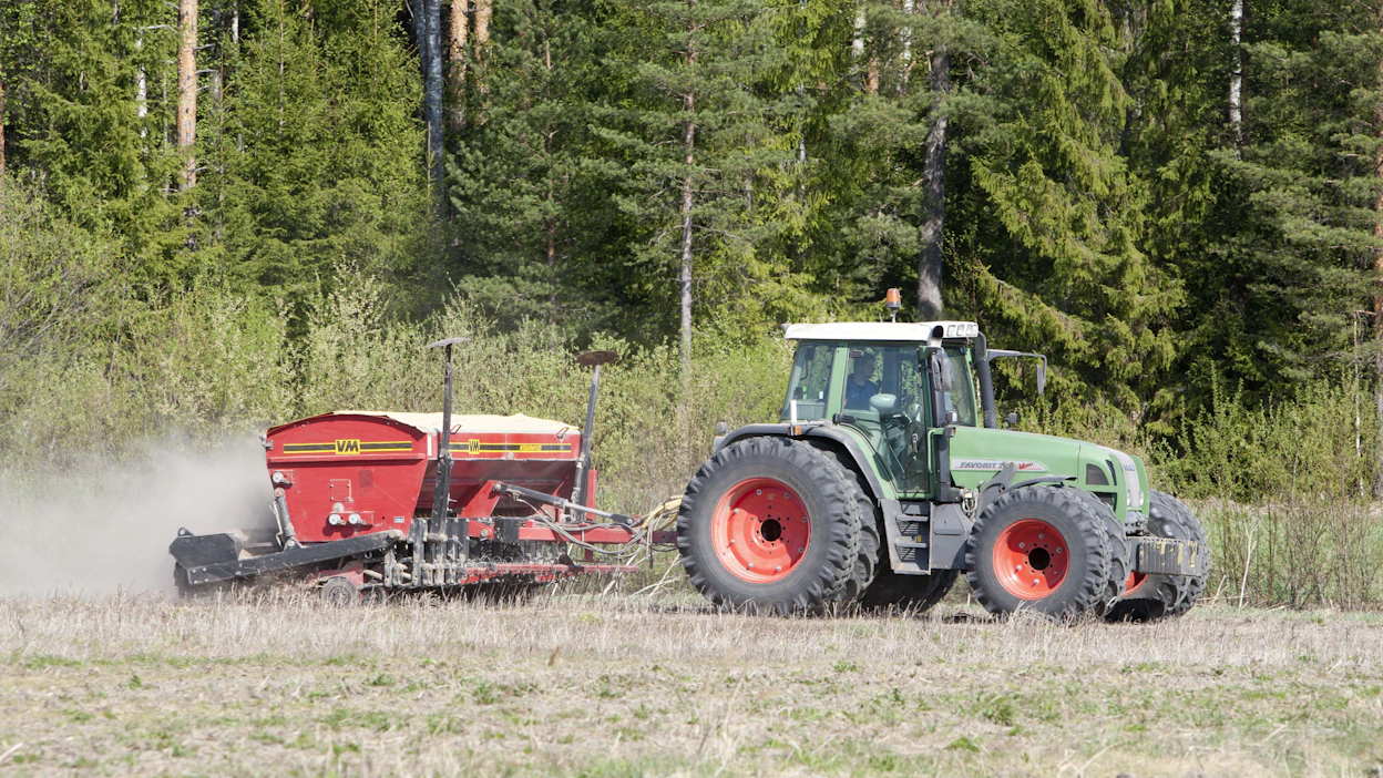 Testien mukaan suorakylvöllä on mahdollista säästää polttoainekuluissa 70–80 prosenttia verrattuna perinteiseen kyntöön perustuvaan viljelyyn.