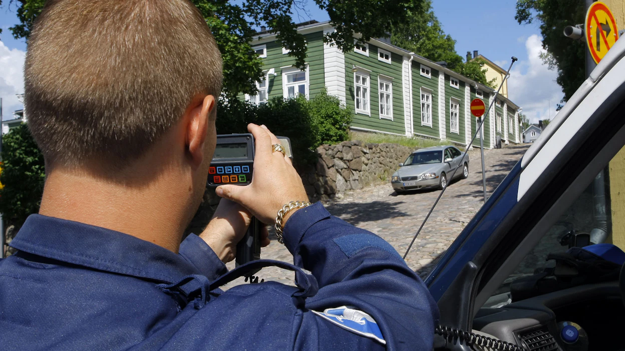 Poliisin nopeusvalvonta perustui kuvan ottamisen aikoihin vuonna 2009 paljolti pistoolitutkaan. Nyt valvonta on siirtynyt laajalti liikenteessä kulkeviin tai pysäköityihin poliisin autoihin.