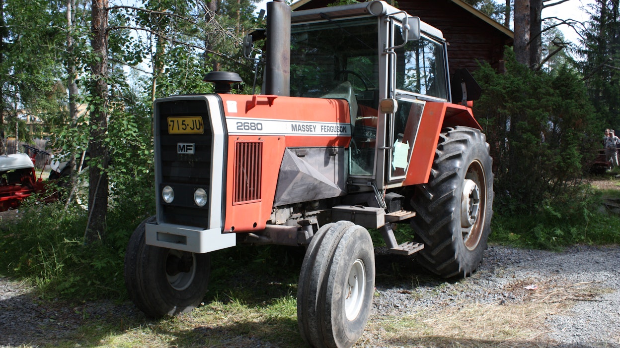 1980-luvun MF 2680 -traktorissa on kuusi sylinteriä ja teho on 130 hv. Traktoreita tuotiin aikanaan Suomeen pieni erä.