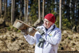 Birdlife Suomen viestintäasiantuntija Jukka Hintikka esittelee räystäspääskyille tarkoitettuja tekopesiä.