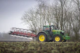 John Deere tarjoaa pellolla toimivaa voimalinjan hallintaa ja hyvää ajomukavuutta. Keula osoittautui kuitenkin kevyeksi etenkin kuusiteräisen kyntöauran kanssa.