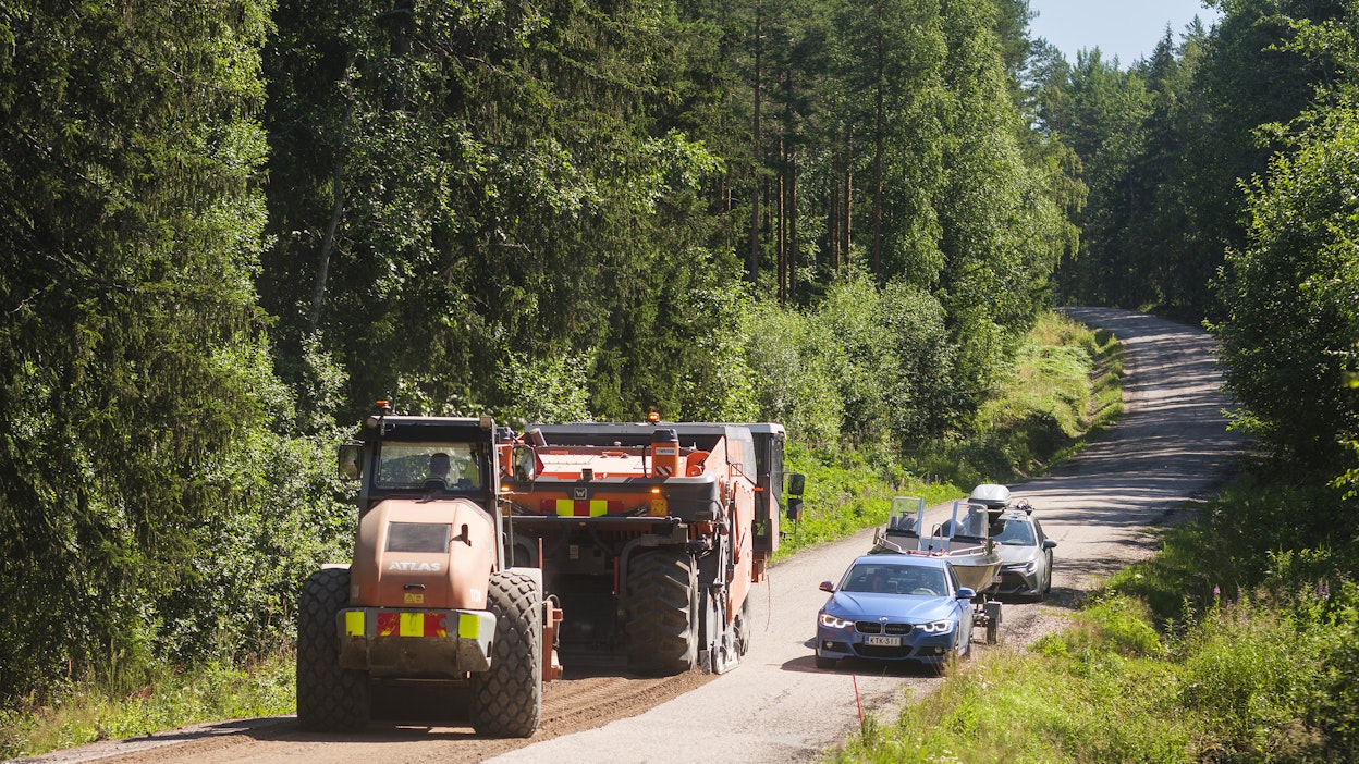 Asfalttia poistetaan tieltä, joka muutetaan sorapintaiseksi. Kuvituskuva.