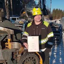 Metsäkoneenkuljettaja Jari Reinikainen on halukas jakamaan osaamistaan ja tietojaan muillekin työyhteisön jäsenille.