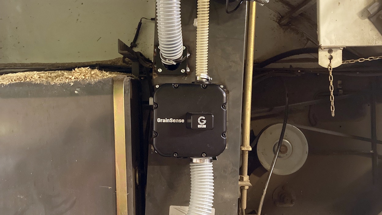 Tässä Grainsense Flow Analysaattori on asennettu Claas Medionin viljaelevaattoriin. Jatkuva mittaustekniikka edellyttää, että sivuvirran määrä on säädettävissä sopivaksi. Siksi laitteistossa on erillinen syöttöruuvi annostelemassa jyviä analysaattoriin. Keskusyksikkö, GPS-antenni ja näyttö sijoitetaan puimurin hytin yhteyteen.