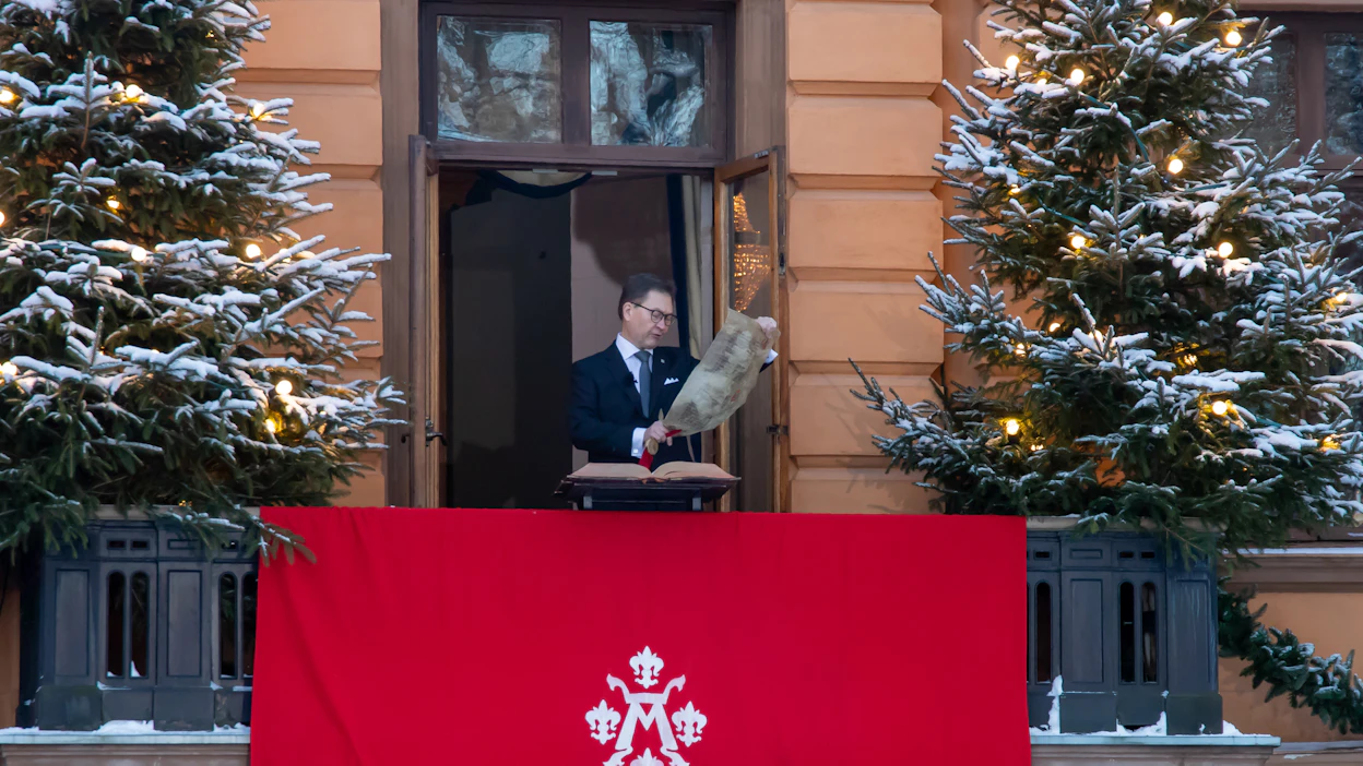 Joulurauhan julistuksen Brinkkalan talon parvekkeelta luki suomeksi ja ruotsiksi vuonna 2021 Turun kaupungin protokollapäällikkö Mika Akkanen.