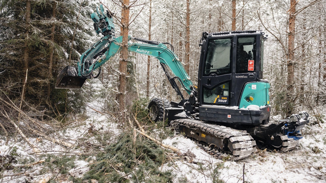 Eero Paski tekee kehittämillään kaivinkoneen lisävarusteilla metsiensä hoitotöitä monipuolisesti.