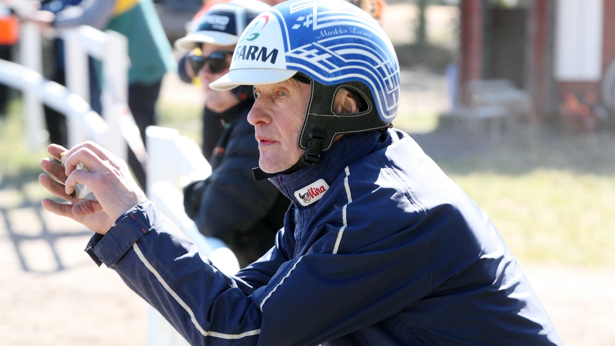 Markku Luoma seurailee lähtöjä mielellään aidan toiselta puolelta, mutta tarvittaessa hyppää kuskinpukille myös itse, kuten tiistaina Teivossa.