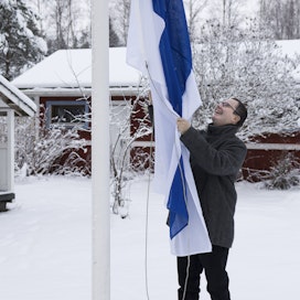 Pekka Tuomikoski nosti lipun salkoon viime viikolla Limingassa lähellä Oulua Sibeliuksenpäivän kunniaksi. 