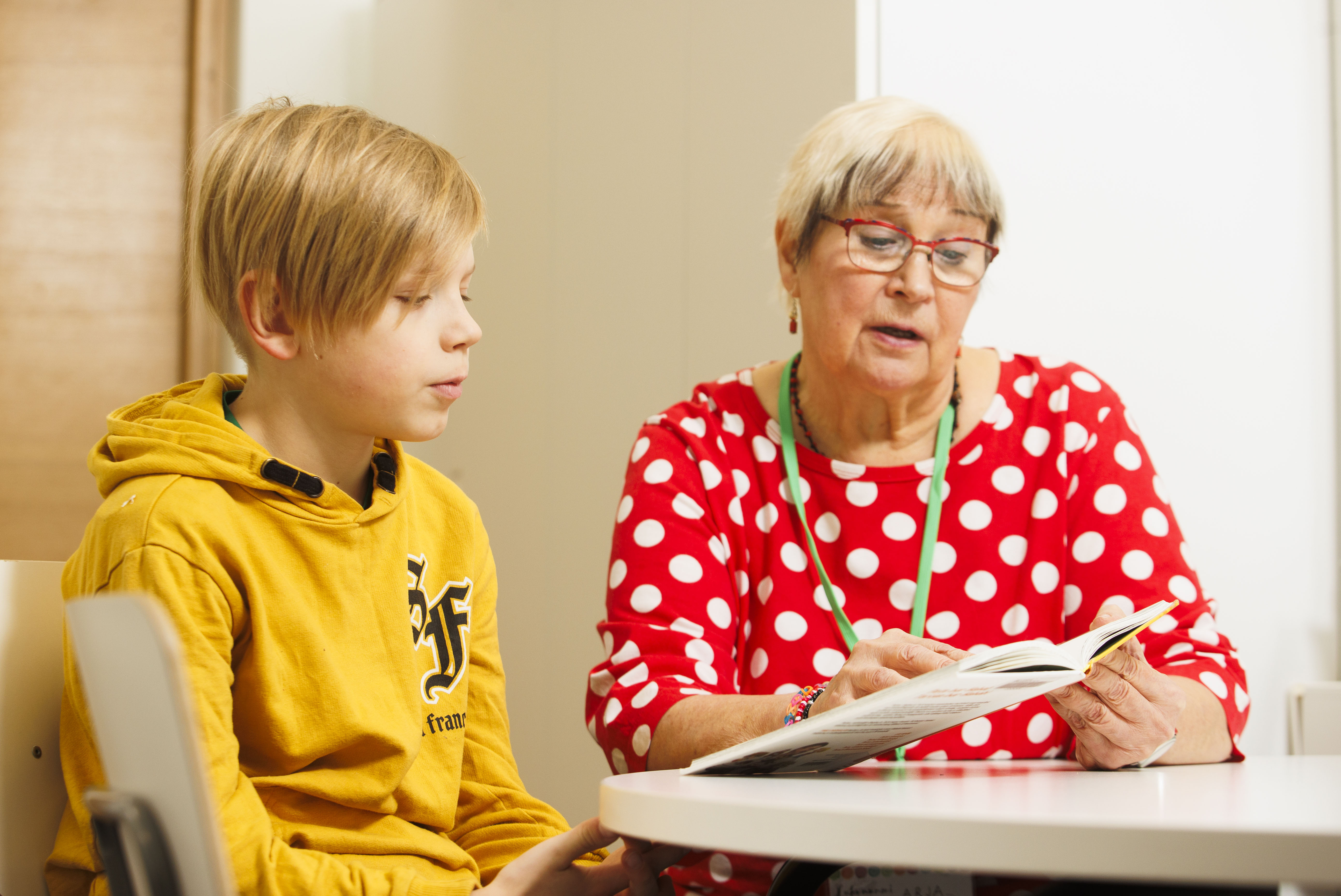 Arja Taipale käy joka tiistai lukemassa kirjaa Vertti Matilaisen kanssa.