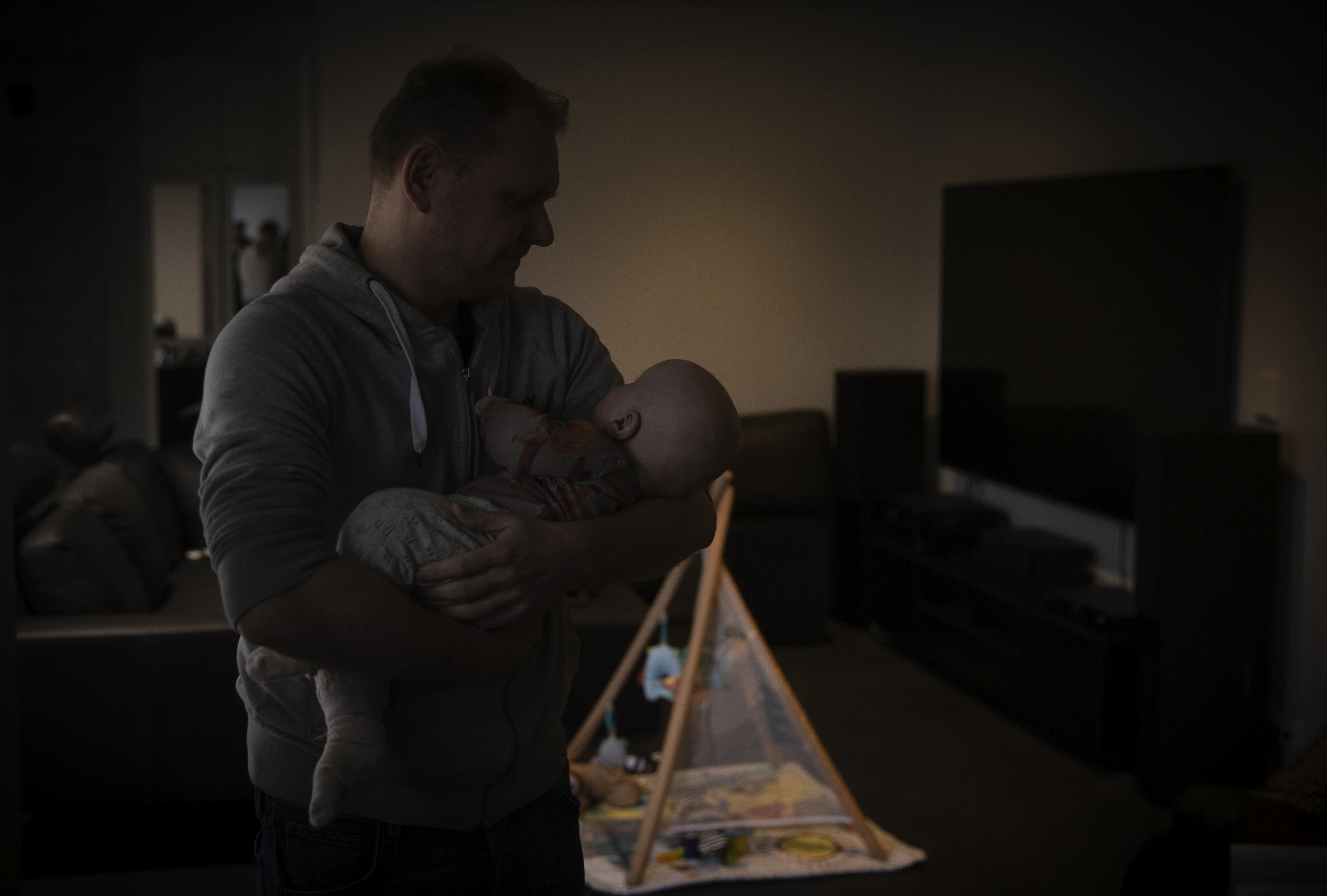 Jenni Korppi ja Tuomo Häkkinen ovat olleet yhdessä vuodesta 2019 saakka. Alusta asti oli selvää, että molemmat haluavat lapsen, mutta aikataulusta ei ensimmäisten vuosien aikana sen tarkemmin puhuttu. Pariskunta muutti Helsingistä Häkkisen kotiseuduille Mikkeliin vuonna 2022, kun etätyöt antoivat siihen mahdollisuuden.