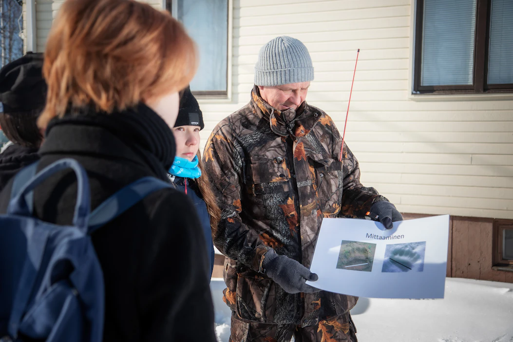 Jukka Lintumäki kertoi suurpetojen tunnistamisesta lumijälkien perusteella Kiteen Arppeen koulun oppilaille Praskovia Khalepolle ja Maritza Rantalalle.