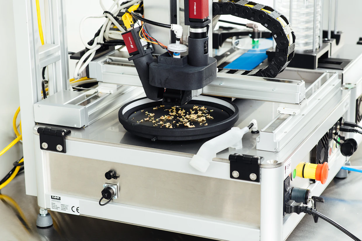 Tekoälyn ohjaama robotiikka on alkiomonistuksessa monta kertaa käsityötä tehokkaampaa.