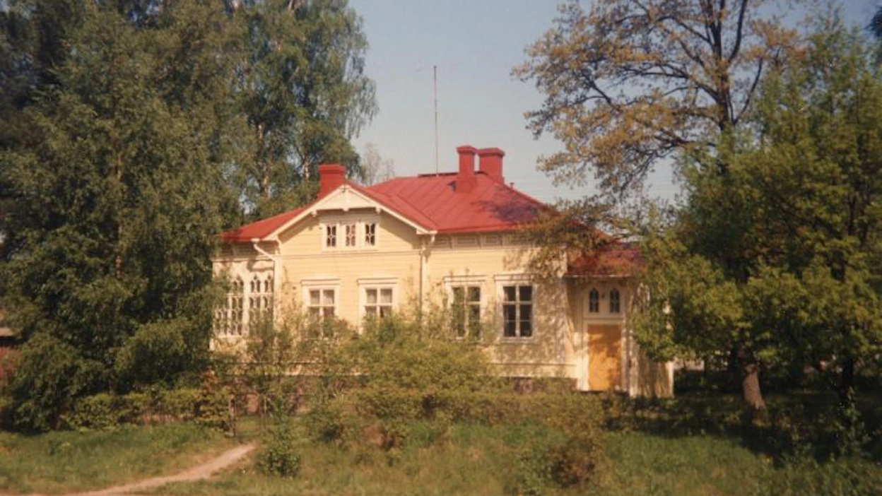 Asemapäällikön asuinrakennus Tammisaaren asema-alueella kuvattuna vuonna 1983.