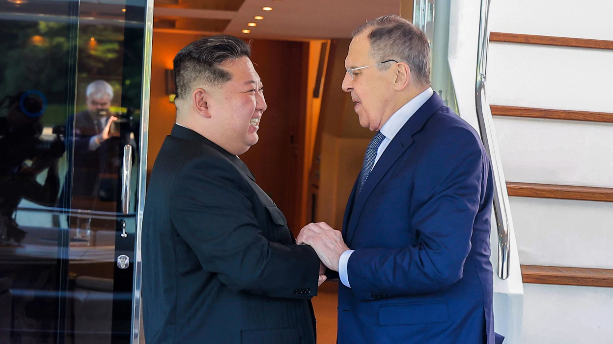 Kim Jong-un (vas.) ilmaisi tukensa eilen tavatessaan Pohjois-Koreassa vierailleen Venäjän ulkoministeri Sergei Lavrovin. Kuva on Pohjois-Korean valtiollisen uutistoimiston KCNA:n välittämä. LEHTIKUVA / AFP / KCNA via KNS.