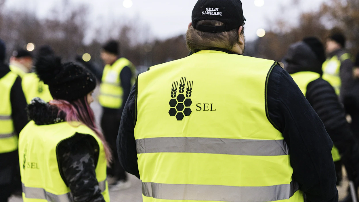 Kuusipäiväinen panimolakko uhkaa alkaa sunnuntaina, sillä elintarvikealan työriitaan ei saatu sopua. Arkistokuvassa on lakkovahteja Sinebrychoffin Keravan panimon portilla marraskuussa 2023. LEHTIKUVA / Roni Rekomaa.