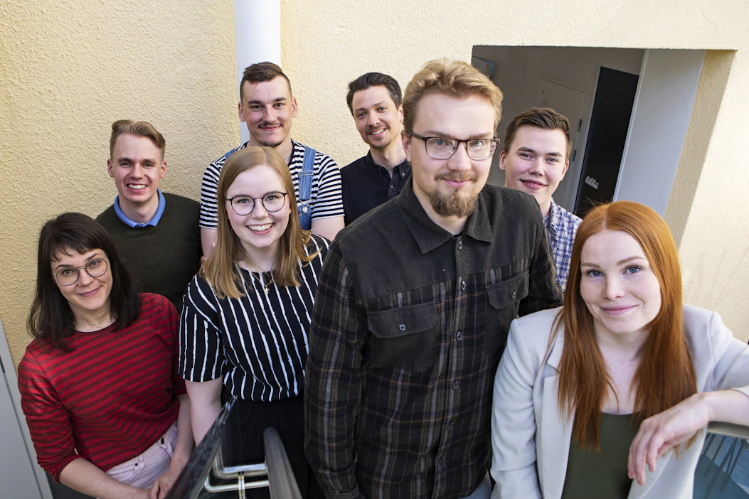 Maaseudun Tulevaisuuden kesätoimittajat! Vasemmalta: Jutta Mykrä, graafikko; Fanny Niittymaa, maataloustiimi; Jussi Pitkänen, uutistiimi; Sanna Hietamäki, uutistiimi.Takarivi: Santeri Nousjoki, uutisryhmä; Juho Hannuksela, metsätiimi; Lauri Hauru, uutisryhmä; Vikke Schildt, maataloustiimi.