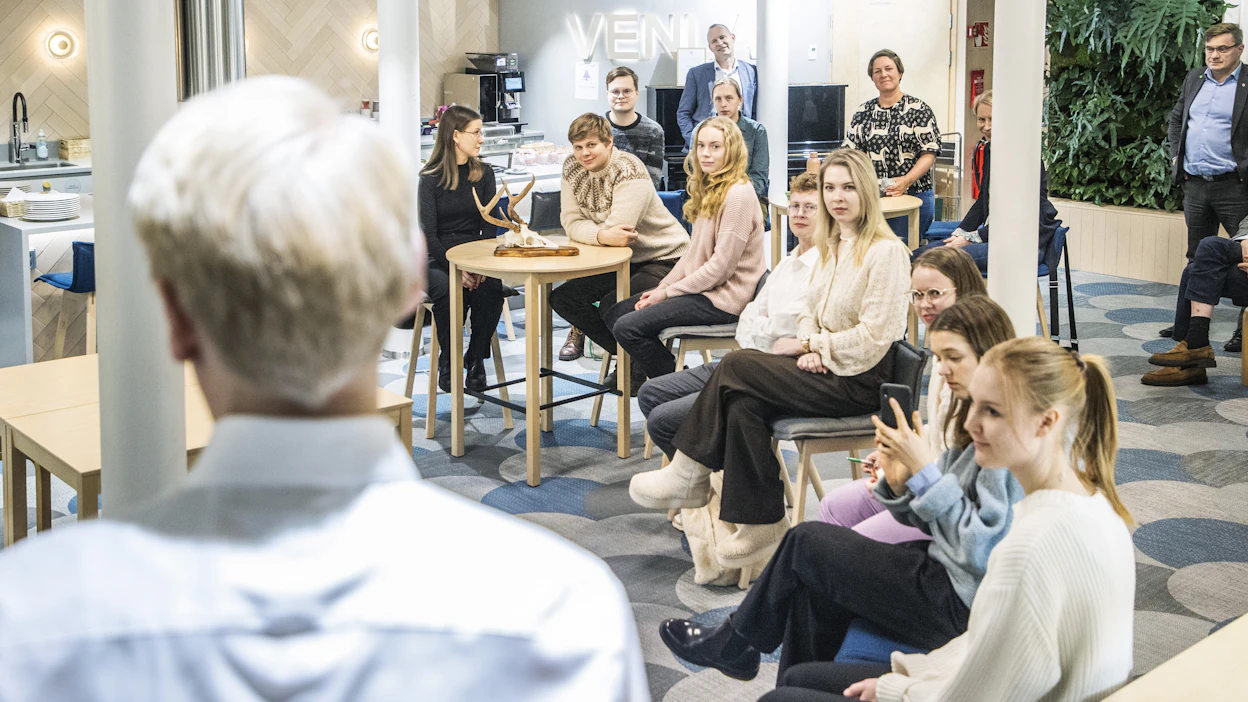 Uniforstin puheenjohtaja Elias Ahonen (selin) toi metsäylioppilaat MTK:hon kuulemaan edunvalvonnan tärkeydestä.