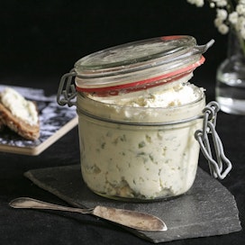 Ruukkujuustossa kuivahtaneet juustokannikat saavat uuden mahdollisuuden.