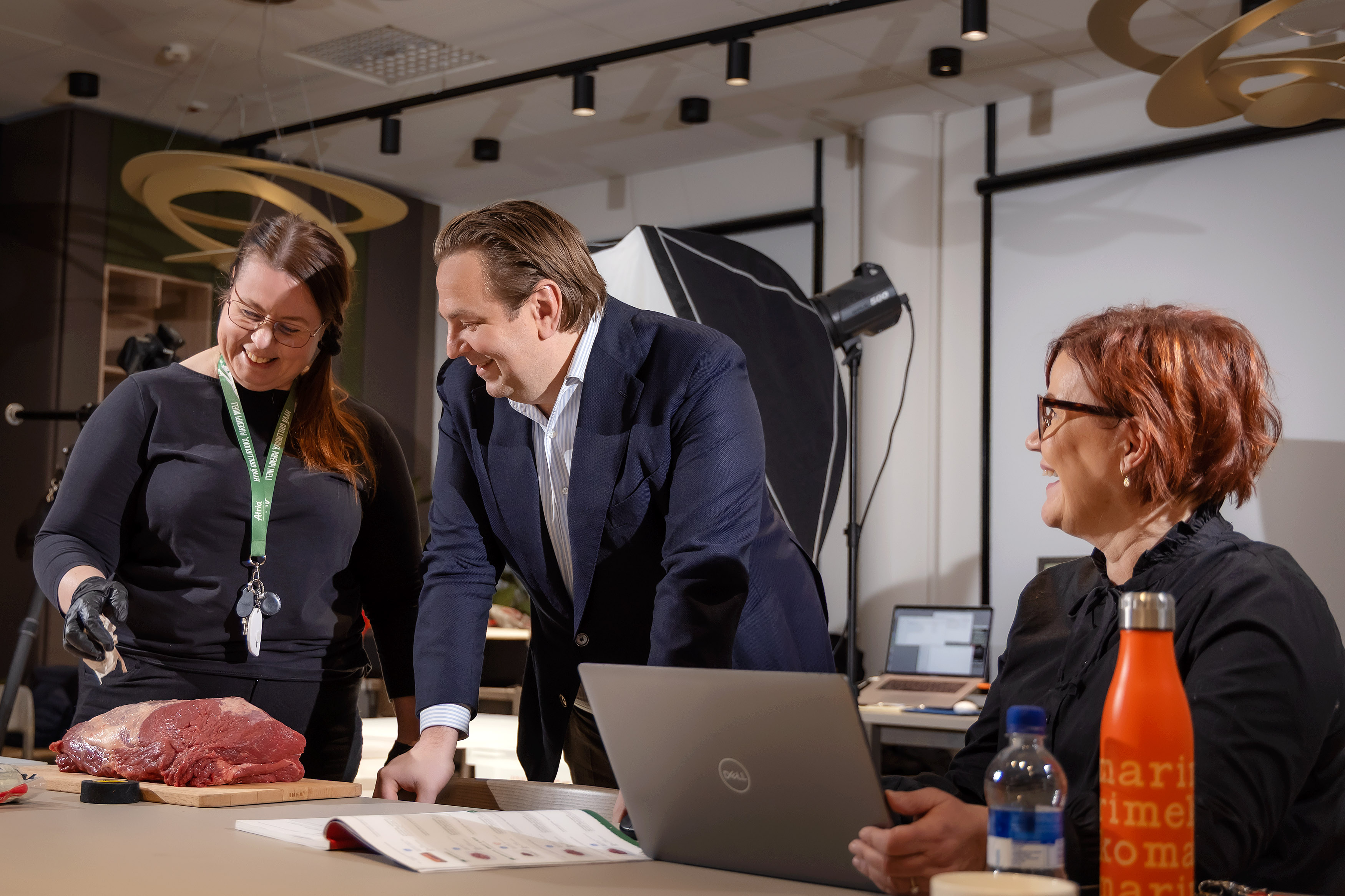 Tuija Hölttä ja Tarja Sillanpää tekivät kuvauksia tuotekatalogia varten Helsingin toimitilojen koulutuskeittiössä konsernijohtaja Kai Gyllströmin piipahtaessa paikalle. 