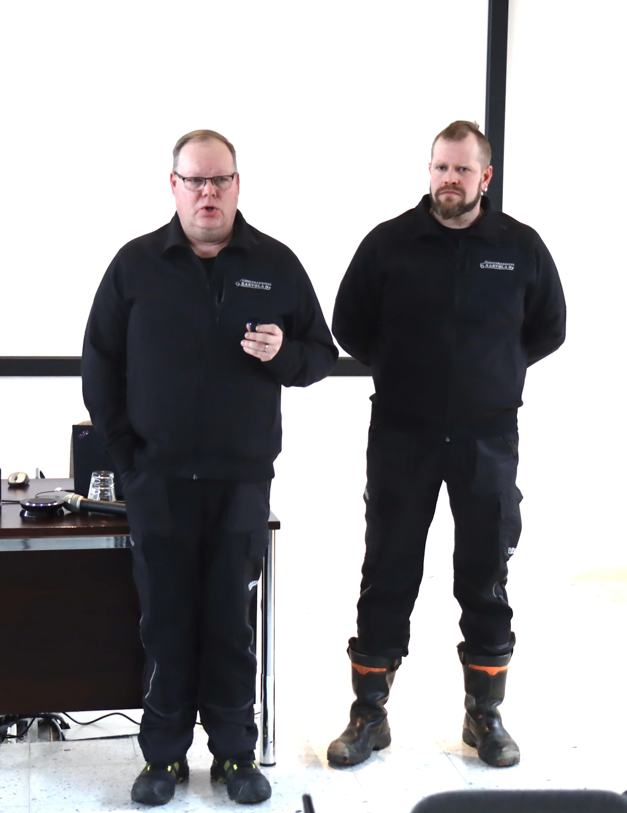 Urakoitsija Arto Karvola (vas.) ja Kimmo Parttimaa ovat havainneet, että tuubiin säilötyn litisteviljan käyttäjät ovat tyytyväisimpiä.