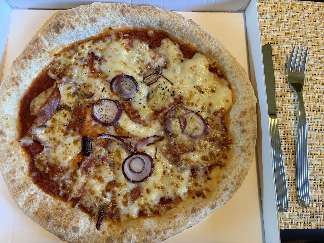 Automaattipizza on hieman pienempi kuin ravintolapizza, mutta nälkä sillä kyllä lähtee.