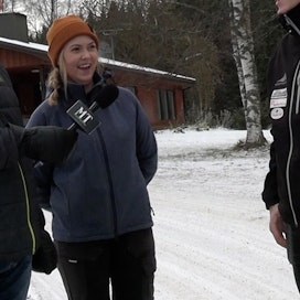 Juha Jokinen (vas.) haastattelee Ilona ja Eelis Murtolaa.