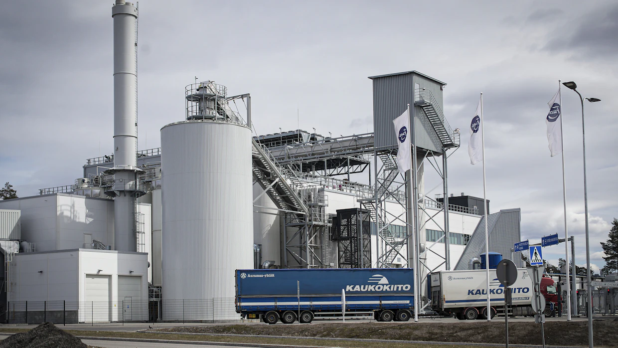 Fazerin Lahden-tehtaalla ksylitolia valmistetaan kaurankuorista. Arkistokuva vuodelta 2022.