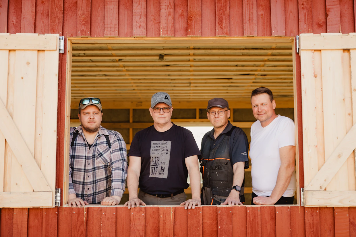 Antti Peltomäki, Mika Passi, Juhani Hänninen ja Kai Pitkäaho ovat kukin urakoineet satoja kökkätunteja ampumaratahankkeen parissa.