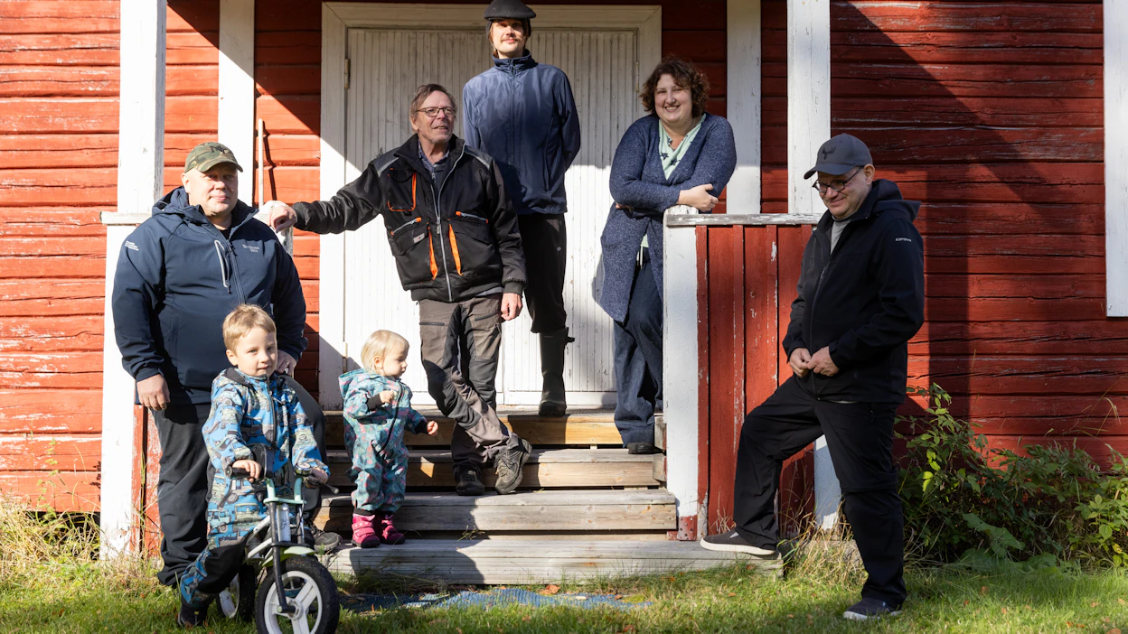 Keitelepohjan kylätalo herää henkiin yhdistymisen myötä. Kuvassa vasemmalta lukien Risto, Antti ja Taina Hopponen, Hannu Honkonen, Timo-Pekka Linnakoski, Katerina Hopponen ja Jarmo Tupasela.