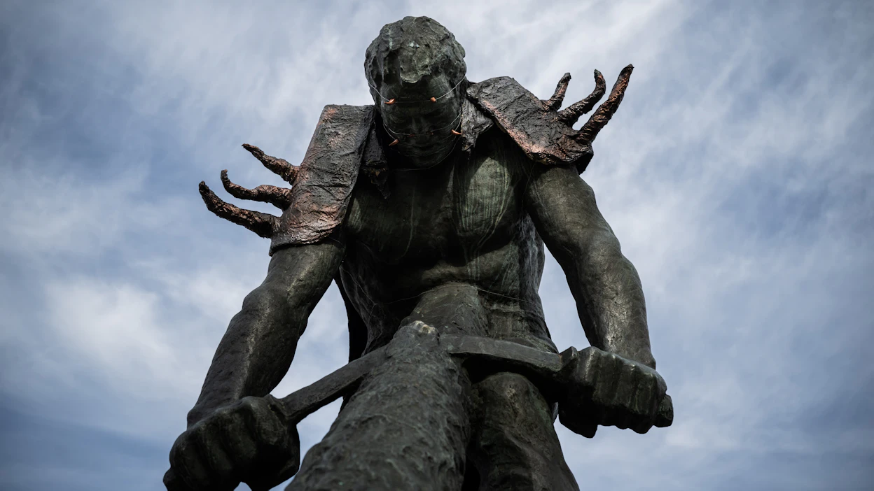 Jätkänpatsaalle puettu Lordi-viitta on valmistettu metallista ja betoniseoksesta.