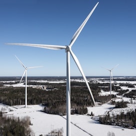 Tuulivoimaa rakennetaan nyt Suomeen kiivaammin kuin koskaan. Kuvan tuulivoimalat sijaitsevat Vähänkyrön Torkkolassa.