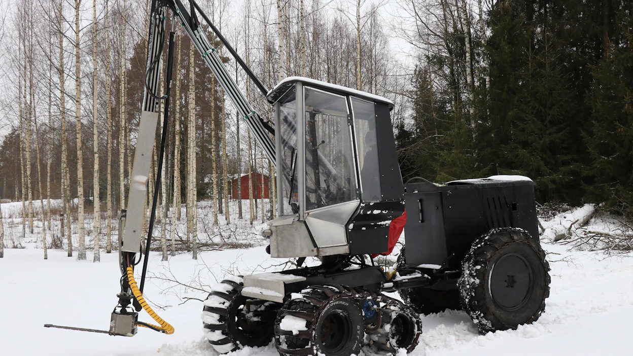 Ilmajokelainen metsäpalveluyrittäjä ja metsuri Jaakko Järvistö on käyttänyt itselleen rakentamaansa Palsta Majuri -raivaustyökonetta yhtenä työkaluna taimikonhoito- ja raivaustöissä esimerkiksi linjaraivauksissa. Kuvaushetkellä ei ollut sopivaa taimikkoa työnalla, joten Järvistö esitteli koneen toimintaperiaatetta kotileimikkonsa äärellä.