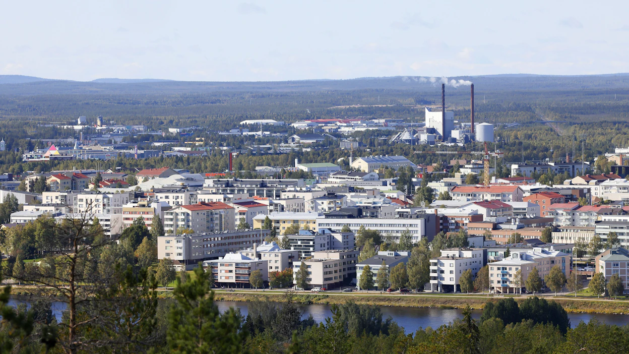 Ounasvaaralta katsottuna näkee, miten metsäinen kaupunki Rovaniemi on.