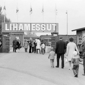 Moni suomalainen on päättänyt jättää lihansyönnin. Kuva lihamessujen portilta Helsingistä vuodelta 1972.